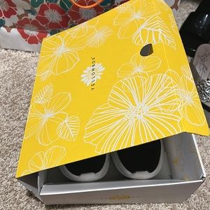 Yellow Box Titania Sneaker in black